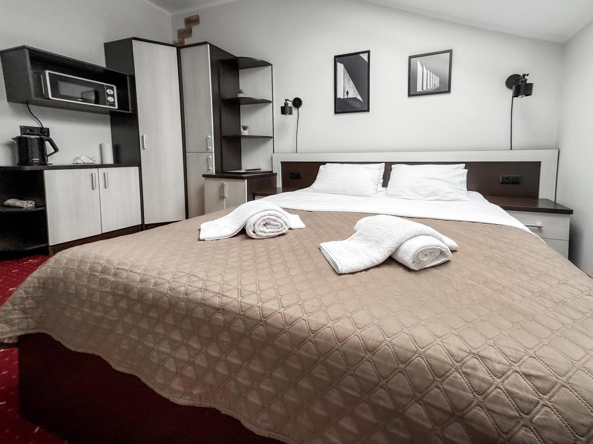 Apartments On Zaliznychna 49 Iwano-Frankiwsk Zewnętrze zdjęcie