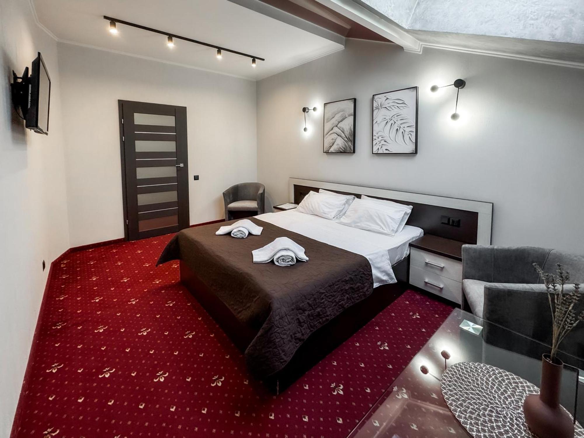 Apartments On Zaliznychna 49 Iwano-Frankiwsk Zewnętrze zdjęcie